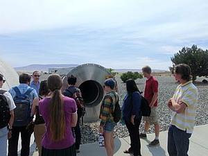 物理专业的学生在听LIGO的演讲.